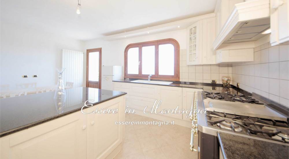 La grande cucina con isola e terrazza