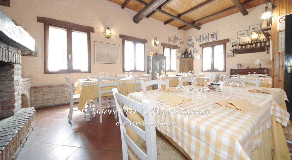 La saletta ristorante con caminetto