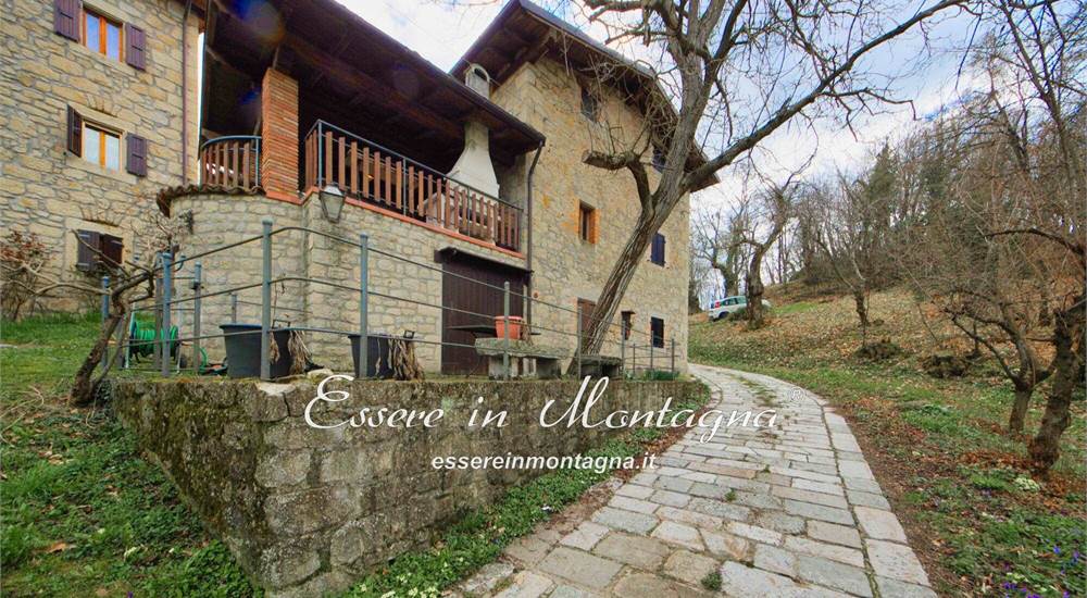 la casa vista dalla strada di arrivo