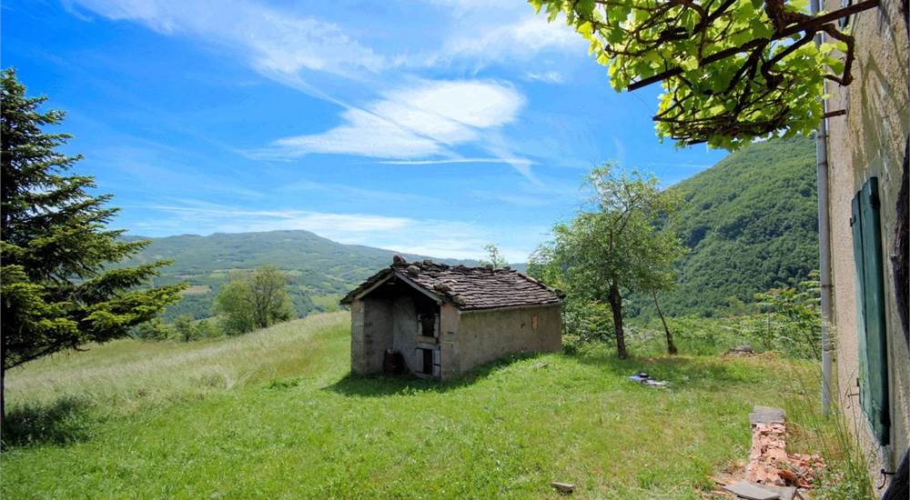 La casa oggi pericolante e il forno