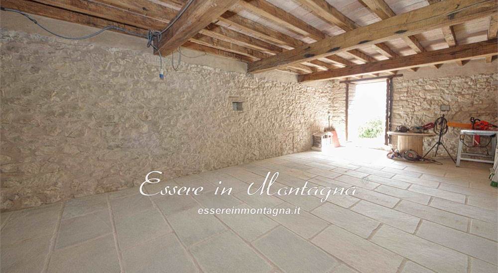 La cantina grande con pavimenti in sasso