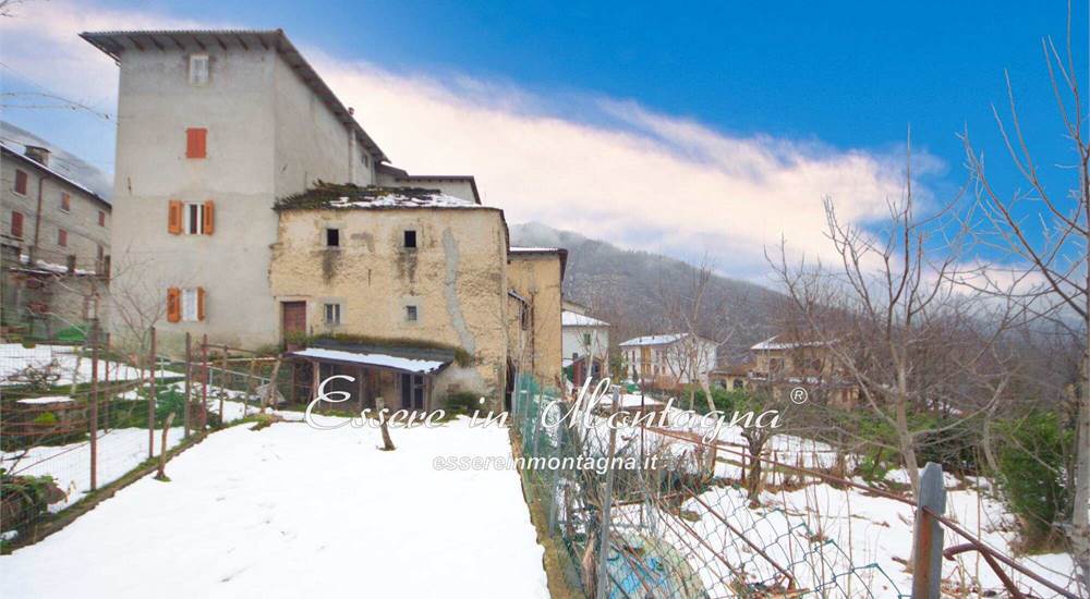 La casa, la casa vecchia e il giardino