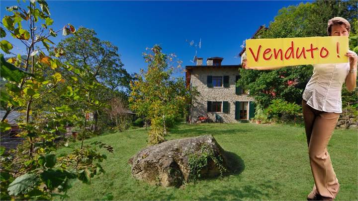 La casa in sasso da abitare, il giardino da vivere