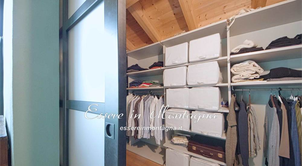 La cabina armadi della camera 1