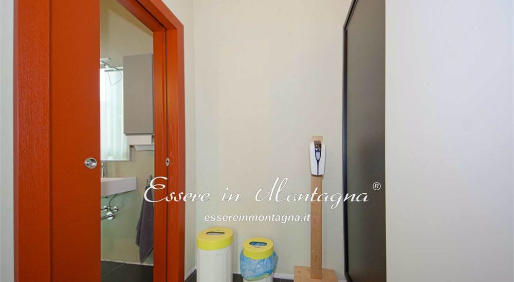 Zona uffici, bagno 1