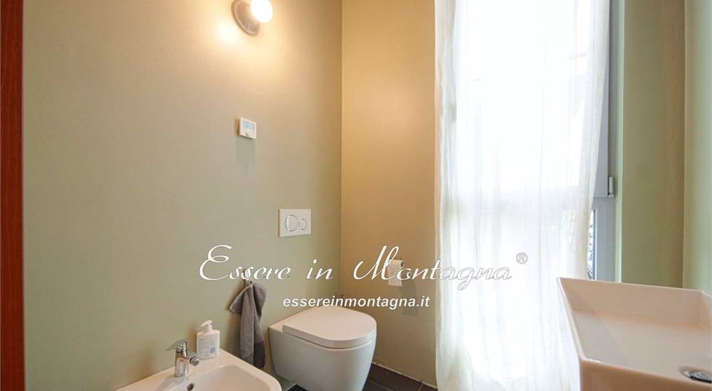 Zona uffici, bagno 1