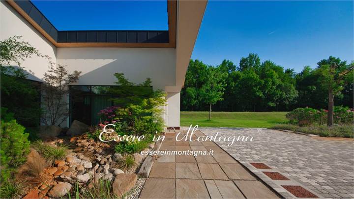 La casa dove la terra si apre al cielo e la natura diventa abitazione