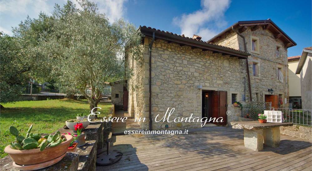 Gli esterni, il terrazzo in tek e il giardino