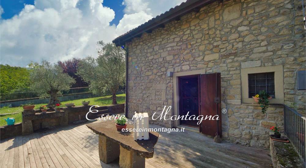 Gli esterni, il terrazzo in tek e il giardino