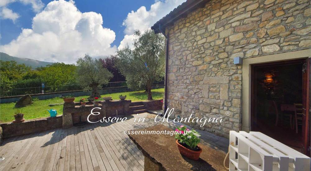 Gli esterni, il terrazzo in tek e il giardino