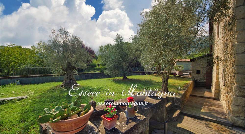 Gli esterni, il terrazzo in tek e il giardino