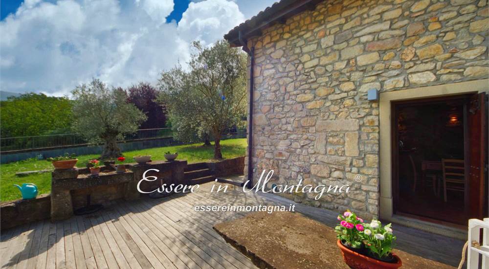 Gli esterni, il terrazzo in tek e il giardino