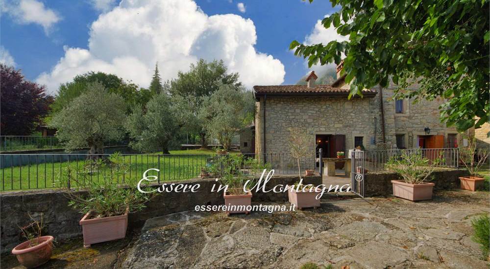 Gli esterni, il terrazzo in tek e il giardino