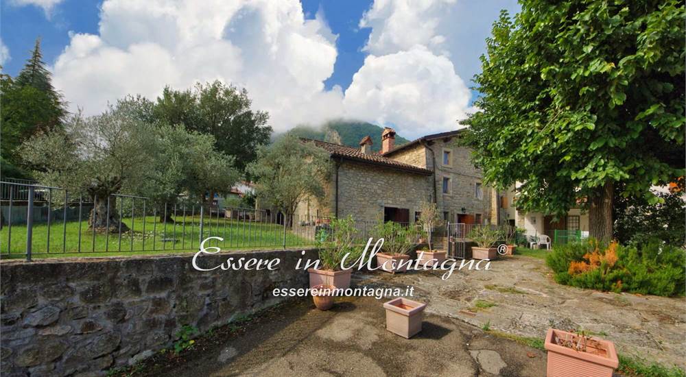 Gli esterni, il terrazzo in tek e il giardino