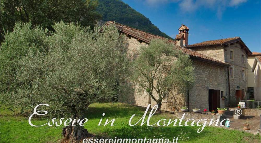 Gli esterni, il terrazzo in tek e il giardino