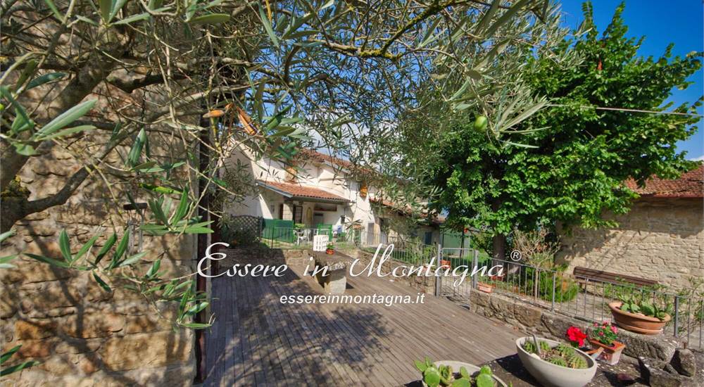 Gli esterni, il terrazzo in tek e il giardino