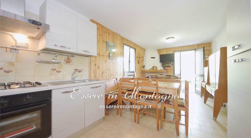 Il soggiorno con camino e cucina