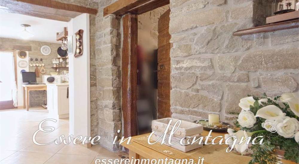 La grande sala: la porta sulla dispensa