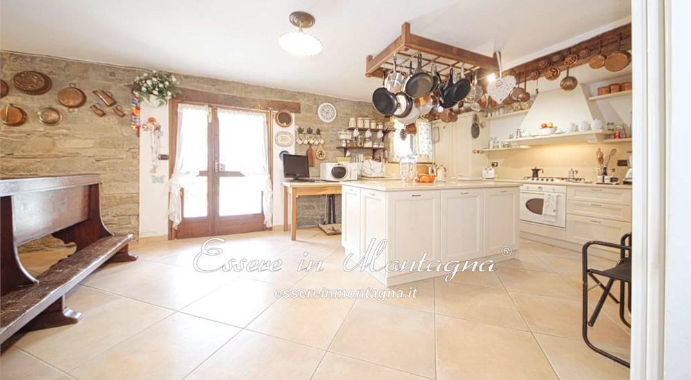 La cucina con isola e uscita all'esterno