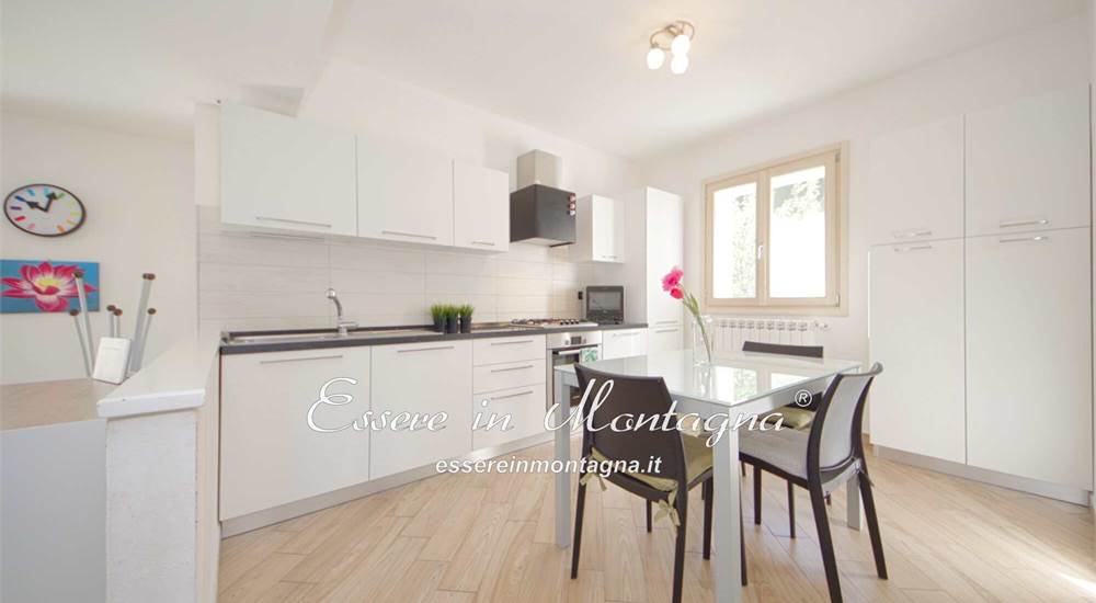 La cucina abitabile che guarda il soggiorno