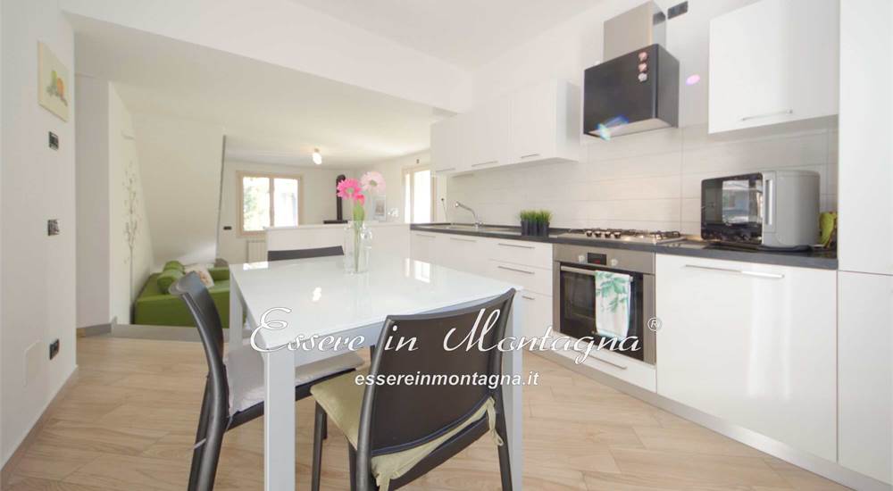 La cucina abitabile che guarda il soggiorno