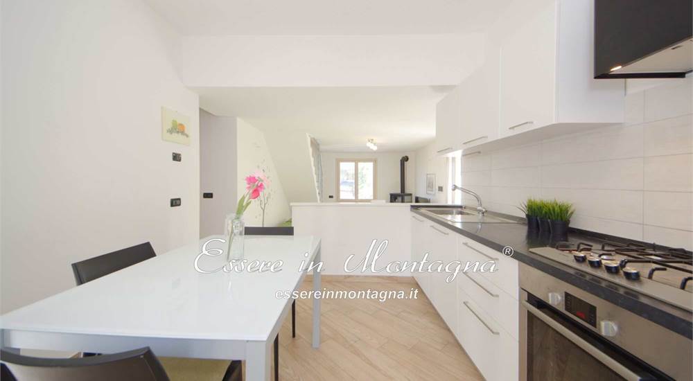 La cucina abitabile che guarda il soggiorno