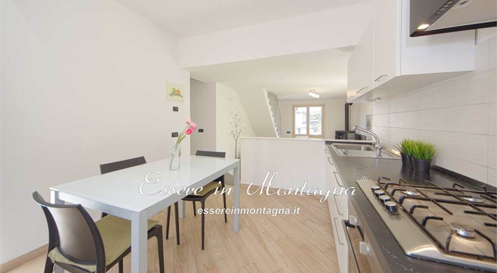 La cucina abitabile che guarda il soggiorno