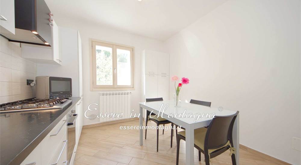 La cucina abitabile che guarda il soggiorno