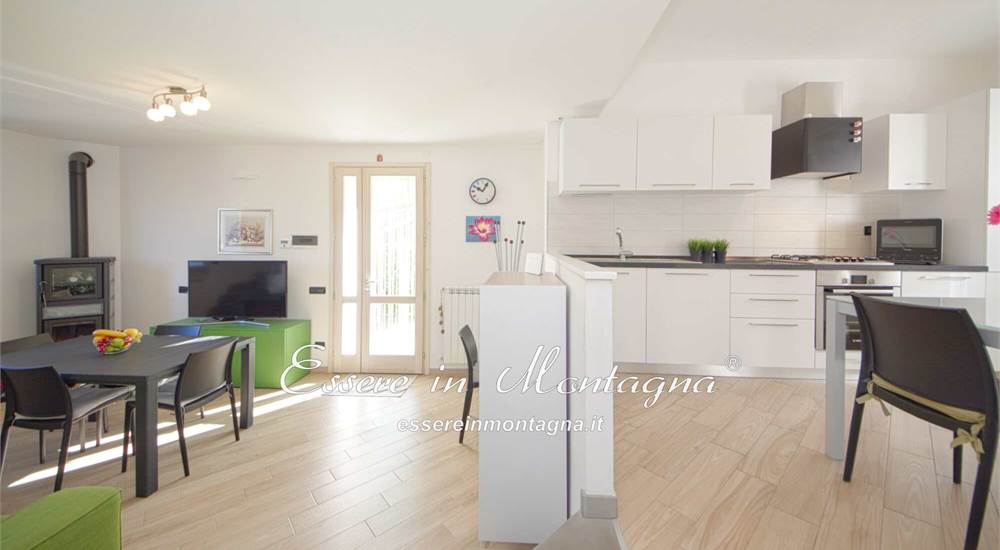 La cucina abitabile che guarda il soggiorno