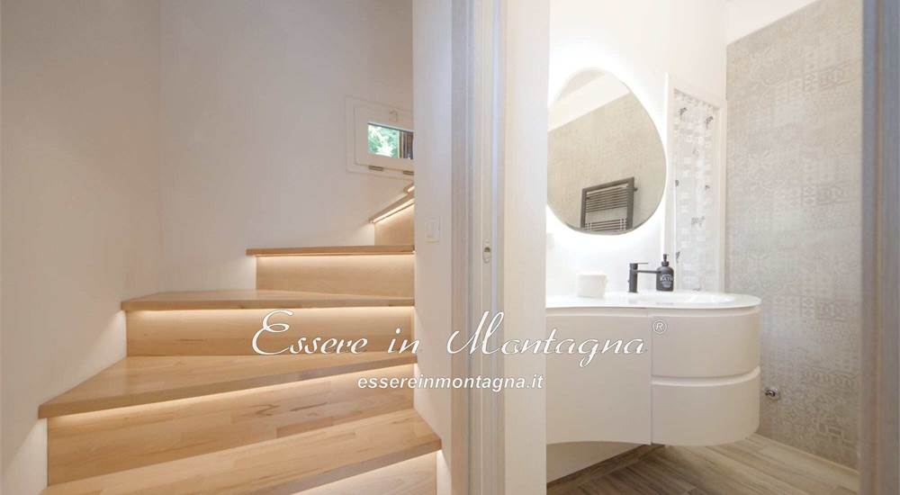 Il bagno e la scala che sale