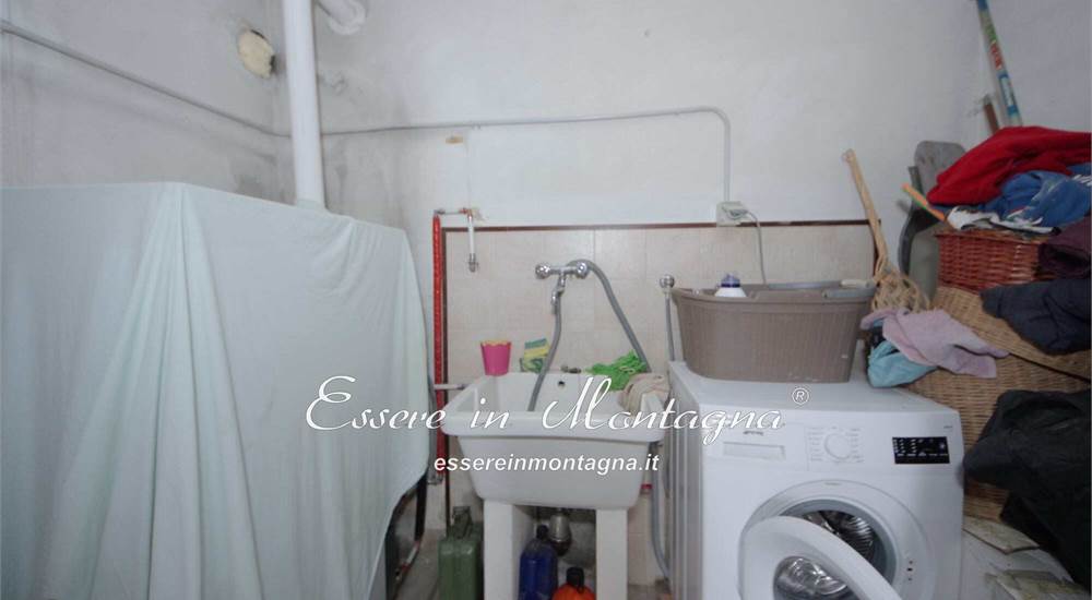 Il garage con allacciameto idrico e scarico