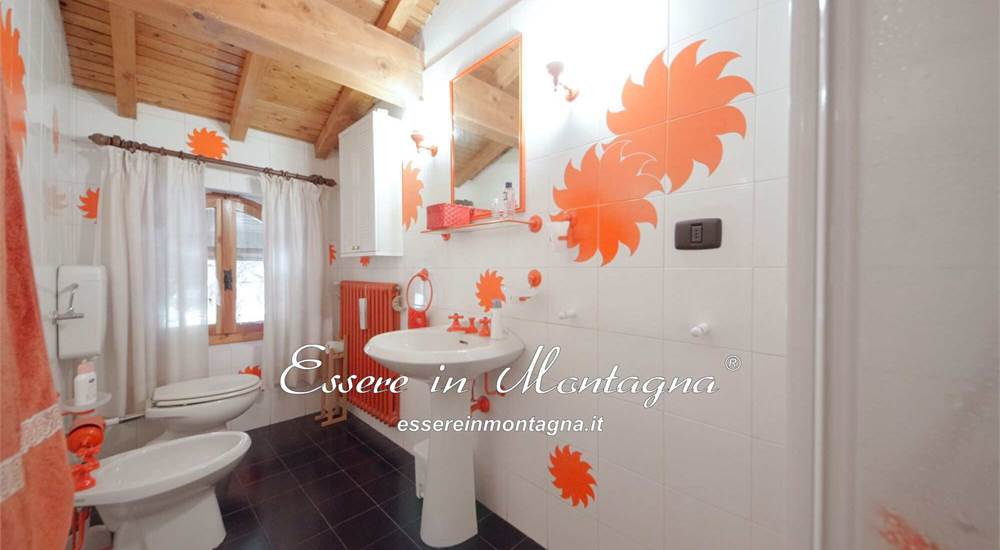 il bagno esclusivo della camera mansardata